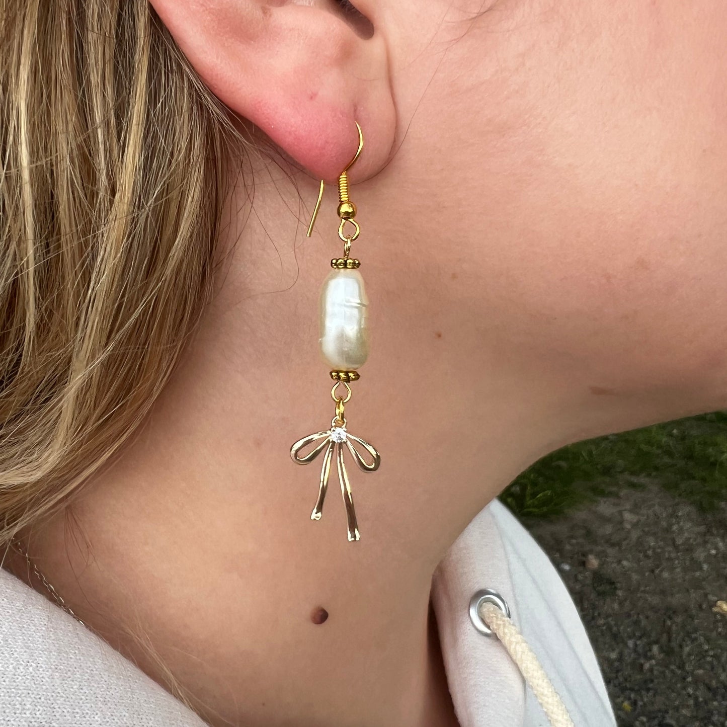 Bowtiful Pearl Dangles (Long Pearl)